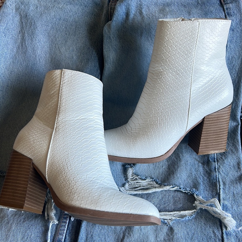 Altar’d State White Croc Heel Booties size 6 🐊🤍